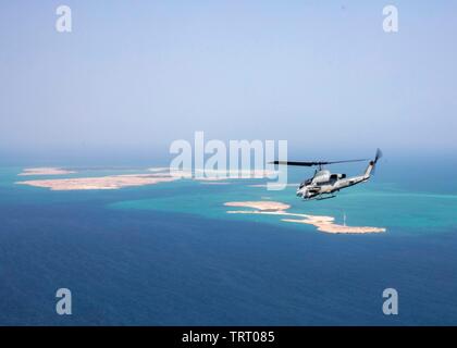 190610-M-QT322-2145 DJIBOUTI (10 juin 2019) un marin américain AH-1W Super Cobra avec la 22e Marine Expeditionary Unit survole une île au large de la côte de Djibouti pendant les opérations aériennes. Marines et de marins avec la 22e MEU et Amphibie Kearsarge Groupe sont actuellement déployés dans le domaine de la 5e flotte américaine des opérations à l'appui des opérations navales pour assurer la stabilité et la sécurité maritime dans la région Centrale, reliant la Méditerranée et le Pacifique à travers l'ouest de l'Océan indien et trois points d'étranglement stratégiques. (U.S. Marine Corps photo par le s.. Andrew Ochoa/libérés) Banque D'Images