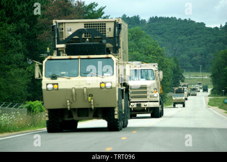 Soldats participant à l'exercice de formation de soutien au combat (CSTX) 86-16-03 Les véhicules tactiques d'entraînement dans un convoi le long d'un Range Road 12 août 2016, le Fort McCoy's North Post. Plus de 9 800 personnes et 82 unités avec l'armée, la marine, la Force aérienne et Marine Corps a participé à CSTX, qui est coordonné par la 86e Division de la formation. (U.S. Photo de l'Armée de Scott T. Sturkol, Public Affairs Office, Fort McCoy, Wisconsin) Banque D'Images