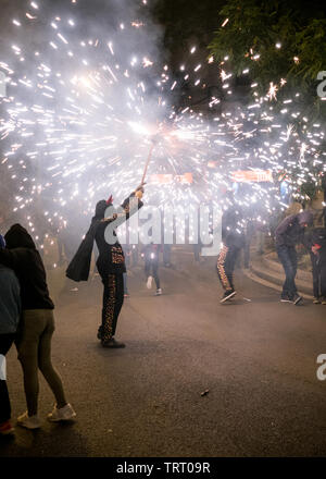 Barcelone, Espagne - Juin 2019 : Un correfoc firework festival dans le quartier de Poblenou Banque D'Images