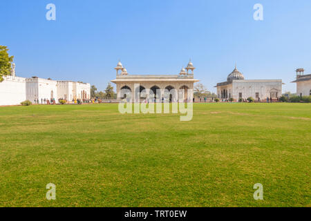 New Delhi, Inde - février 2019. Les gens passent leur temps libre dans l'après-midi, avant le Diwan-i-Khas, le bâtiment blanc au Fort Rouge, Delhi, en Banque D'Images