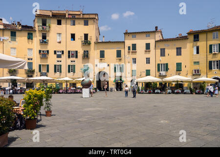Piazza Anfiteatro, place de l'Amphithéâtre, Lucques, Toscane, Italie; espace public elliptique médiéval construit sur les ruines d'un Amphithéâtre romain Banque D'Images