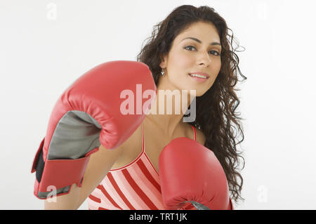 Woman wearing boxing gloves Banque D'Images