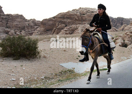 Un Bédouin man riding leurs ânes près de Little Petra en Jordanie. Banque D'Images