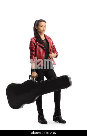 Portrait d'un musicien féminin posant avec un étui à guitare isolé sur fond blanc Banque D'Images