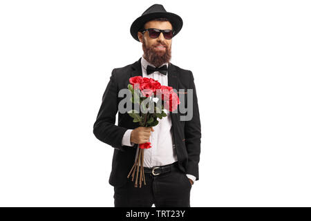 Homme barbu en costume tenant un bouquet de roses rouges isolé sur fond blanc Banque D'Images