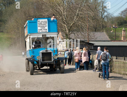 Vintage double-decker bluebus de transporter des passagers. Avec de vieux slogans publicitaires alonmg le côté de l'autobus. Beamish Open Air Museum. Le nord de l'Angleterre Banque D'Images