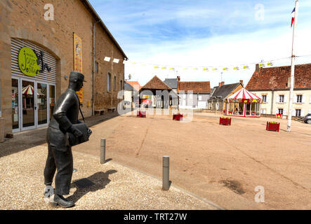 Indre (36) Sainte-Sévère-sur-Indre , la place du marché et la halle, lieu de tournage du film jour de fête de Jacques Tati // France. Indre (36) Sain Banque D'Images