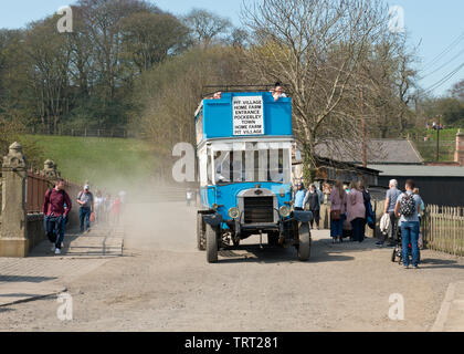 Vintage double-decker bluebus de transporter des passagers. Avec de vieux slogans publicitaires alonmg le côté de l'autobus. Beamish Open Air Museum. Le nord de l'Angleterre Banque D'Images