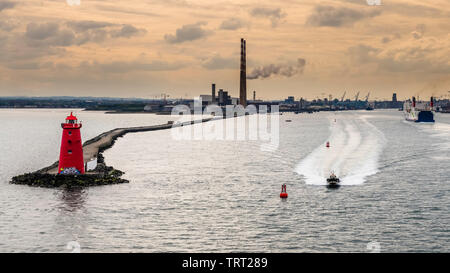 L'embouchure de la rivière Liffey, le port de Dublin, avec la course de bateau-pilote de Dublin dans la baie de Dublin, le phare de Poolbeg et cheminées, Banque D'Images