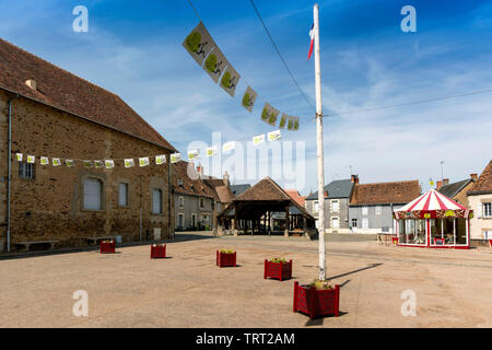 Indre (36) Sainte-Sévère-sur-Indre , la place du marché et la halle, lieu de tournage du film jour de fête de Jacques Tati // France. Indre (36) Sain Banque D'Images