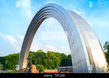 L'amitié du peuple Arch est un monument situé à Kiev, Ukraine. Banque D'Images