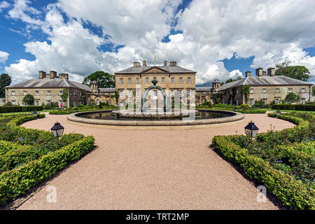 Fontaine en face de la Maison et jardin à Dumfries Dumfries House Estate près de Cumnock East Ayrshire Scotland UK Banque D'Images