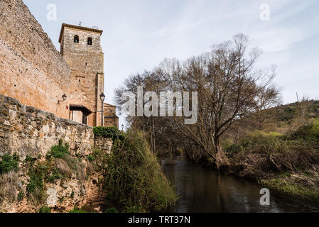 Vue panoramique de la rivière Arlanza dans la vieille ville médiévale de Covarrubias dans Burgos, Castille et Leon Banque D'Images