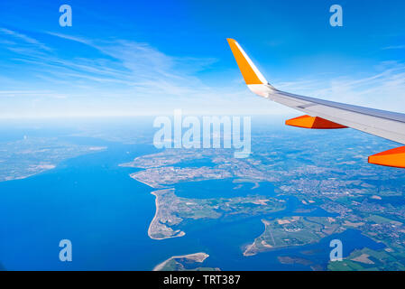 Aile d'avion survolant sur la côte anglaise. Concept de voyage Banque D'Images