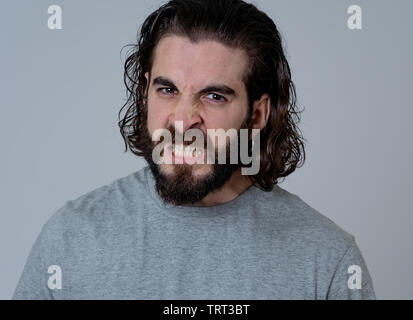 Portrait des jeunes en colère et bouleversé l'homme hipster à furieux, agressif et fou dans les gens et les émotions humaines, les expressions du visage et de l'abus, violen Banque D'Images