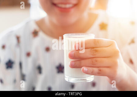 Ado fille boire du lait pour des dents et good smile concept Banque D'Images