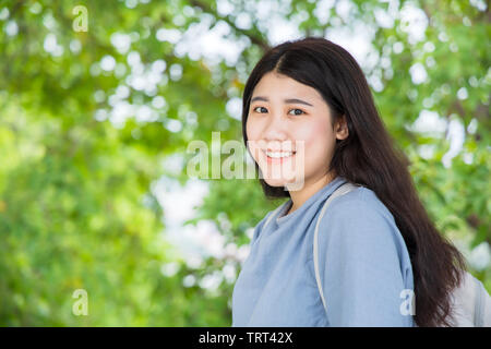 Sourire mignon jeune asiatique de l'adolescence pour les femmes en bonne santé avec le portrait des étudiants de l'université de bonnes dents Banque D'Images