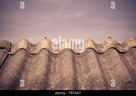 Ancien pavillon de l'amiante dangereux fait de panneaux de béton - l'une des plus dangereuses dans les bâtiments qu'on appelle 'caché' killer - tonique libre Banque D'Images