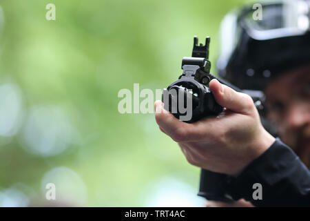 Soldat des forces spéciales visant un fusil tactique Banque D'Images