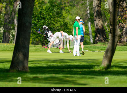 Braunschweig, Allemagne, le 18 mai., 2019 : les golfeurs plus âgés avec leurs chariots sur la pelouse du terrain de golf Banque D'Images