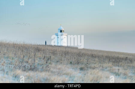 Phare avant-pays du Sud sur la côte du Kent nr Dover sur un matin glacial. Banque D'Images