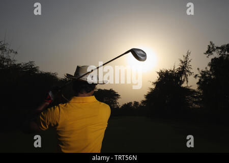 Vue arrière d'un homme en jouant au golf Banque D'Images