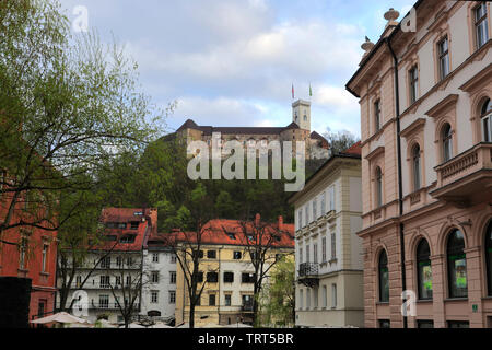 Vue sur le château de Ljubljana à partir de la place du Congrès, la ville de Ljubljana, Slovénie, Europe Banque D'Images