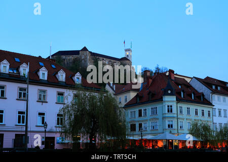 Le château et la rivière Ljubljanica au crépuscule, Ljubljana, Slovénie, Europe ville Banque D'Images