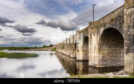 Le pont en pierre de Shannonbridge en face du Shannon, du comté de Roscommon dans la province de Connacht au comté d'Offaly dans la province de Leinster Banque D'Images