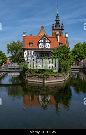 Miller's Cottage sur une île sur la Kanał Raduni dans la vieille ville, Gdansk, Pologne. Maintenant un restaurant / bar. Banque D'Images