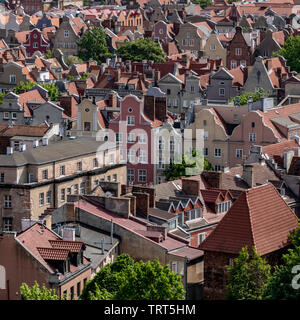 Vue sur la vieille ville de Gdansk. Pris de la tour de l'horloge de St Catherine's Church, également à la maison à la tour de l'horloge du musée. Banque D'Images