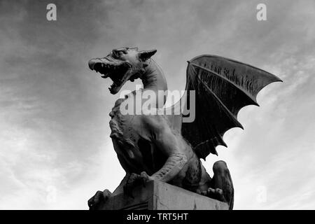 Le Dragon pont au-dessus de la rivière Ljubljanica, ville de Ljubljana, Slovénie, Europe Banque D'Images