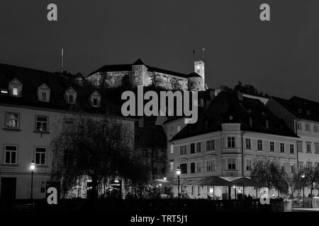 Le château et la rivière Ljubljanica au crépuscule, Ljubljana, Slovénie, Europe ville Banque D'Images