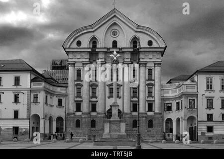 Façade de l'église Holy Trinity, des Ursulines, place du Congrès, la ville de Ljubljana, Slovénie, Europe Banque D'Images