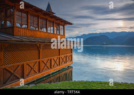 Le lac de Bled est un lac dans les Alpes Juliennes de l'abeille carniolienne supérieur région du Nord-Ouest de la Slovénie, où il jouxte la ville de Bled. La région est un touris Banque D'Images