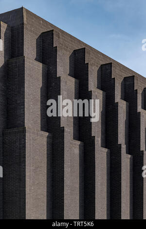 Gdańsk Shakespeare Theatre. Conçu par l'architecte Renato Rizzi sur l'emplacement d'un théâtre du 17ème siècle connu sous le nom de l'École d'Escrime Banque D'Images