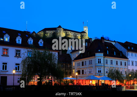 Le château et la rivière Ljubljanica au crépuscule, Ljubljana, Slovénie, Europe ville Banque D'Images