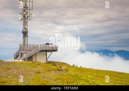 La station de communication et étonnante matin dans les mat Gerlitzen en Autriche.Vue sur les montagnes de Slovénie. Banque D'Images