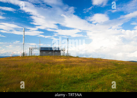 La station de communication et étonnante matin dans les mat Gerlitzen en Autriche.Vue sur les montagnes de Slovénie. Banque D'Images