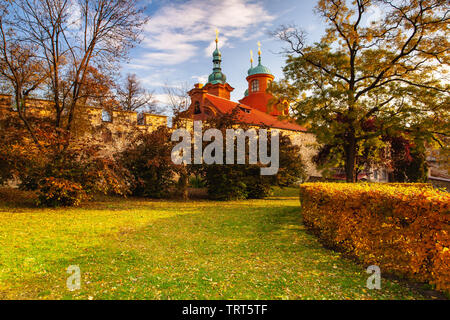 L'église de Saint Laurent à Prague est une église de l'ancienne église catholique de la République tchèque. Matin d'automne dans le jardin de Petrin, à Prague Banque D'Images