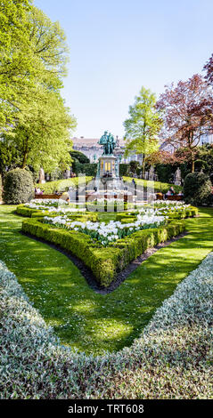 Le Petit Sablon square, dans le quartier du Sablon/Sablon à Bruxelles, Belgique, avec une fontaine dédiée aux chefs d'Egmont et de Hornes. Banque D'Images