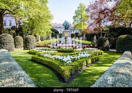 Le Petit Sablon square, dans le quartier du Sablon/Sablon à Bruxelles, Belgique, avec une fontaine dédiée aux chefs d'Egmont et de Hornes. Banque D'Images