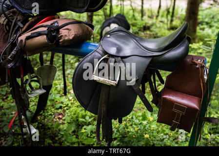 Trail l'équitation dans les montagnes de Bosnie. Le poisson grillé, le café, les haricots sur le feu sont préparés dans la nature ambiante. Banque D'Images