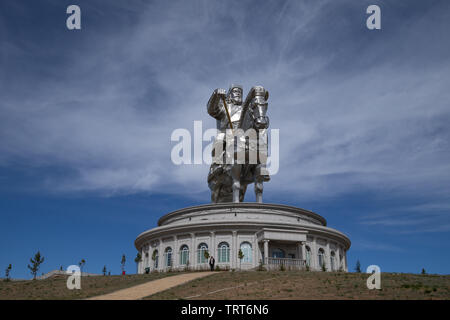 La plus grande statue équestre dans le monde près d'Oulan-Bator en Mongolie. Connu localement comme le grand Chinggis statue de Gengis Khan Banque D'Images