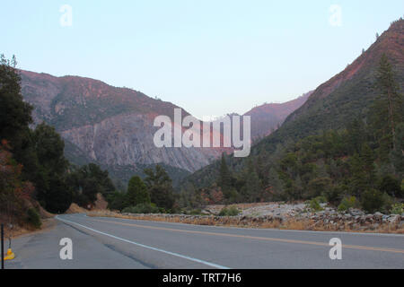 Route panoramique en direction de Yosemite National Park Banque D'Images