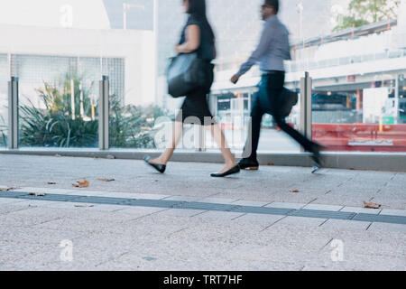 Blurred motion image de banlieusards à marcher le long d'un trottoir à Perth, Australie. Banque D'Images