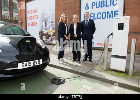 Glasgow, Royaume-Uni. 12 juin 2019. Sur la photo : (de gauche à droite) : Anna Richardson - Ville organisateur pour la durabilité et la réduction de carbone ; Roseanna Cunningham - Changement climatique;Secrétaire Barry Carruthers - Chef de l'innovation, durabilité et qualité à Scottish Power. Le changement climatique Roseanna Cunningham Secrétaire à Glasgow visites bienvenue la ville a l'ambition de devenir le premier britannique ville nette zéro. Crédit : Colin Fisher/Alamy Live News Banque D'Images