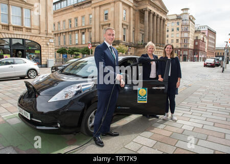 Glasgow, Royaume-Uni. 12 juin 2019. Sur la photo : (de gauche à droite) Barry Carruthers - Chef de l'innovation, durabilité et qualité chez Scottish Power ; Roseanna Cunningham - Changement climatique secrétaire ; Anna Richardson - Ville organisateur pour la durabilité et la réduction de carbone. Le changement climatique Roseanna Cunningham Secrétaire à Glasgow visites bienvenue la ville a l'ambition de devenir le premier britannique ville nette zéro. Crédit : Colin Fisher/Alamy Live News Banque D'Images