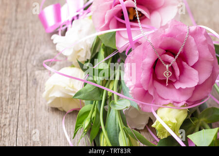 Collier argent sur rose fleur rose Banque D'Images