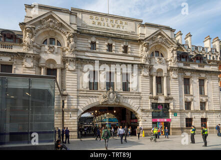 La façade extérieure de la gare Victoria de Londres, City of Westminster, London, UK, un important terminus de transport et le moyeu sur un matin ensoleillé avec ciel bleu Banque D'Images